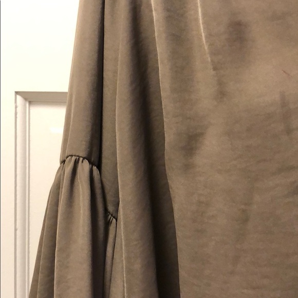 Show me your mumu green cap sleeve top - Picture 2 of 6